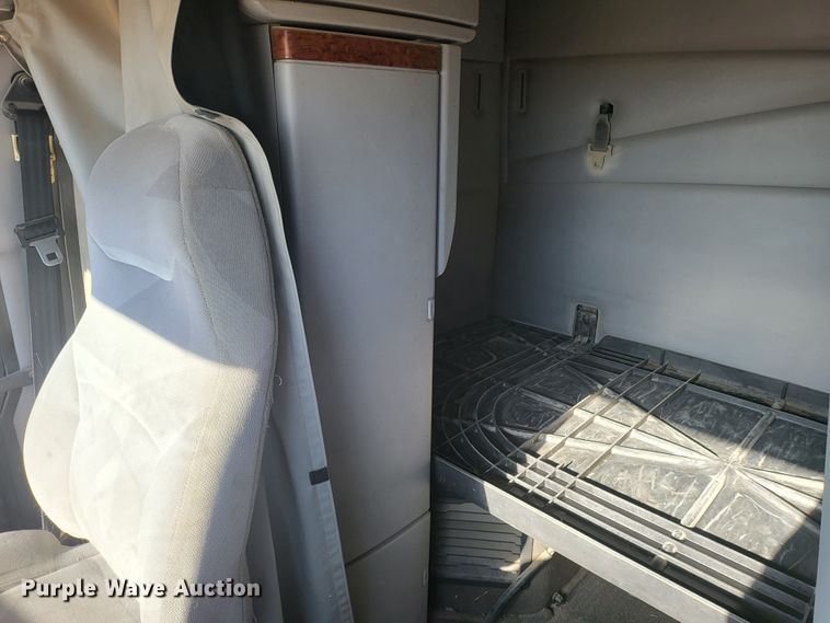 image for item DH1777 2005 Volvo VN  semi truck