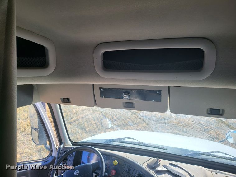 image for item DH1777 2005 Volvo VN  semi truck