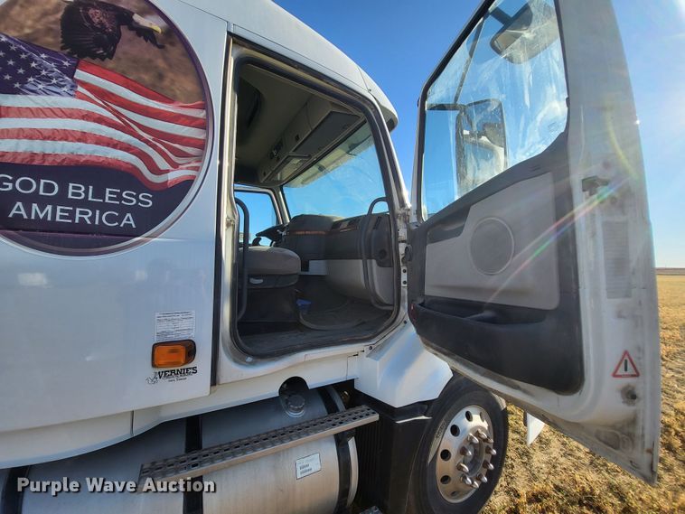 image for item DH1777 2005 Volvo VN  semi truck