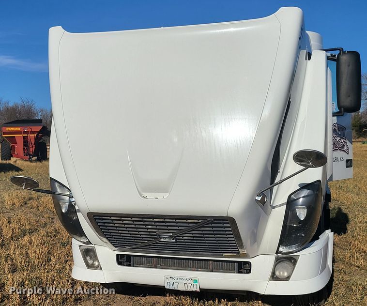 image for item DH1777 2005 Volvo VN  semi truck