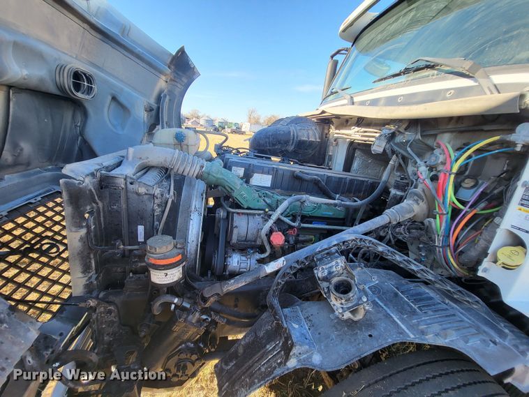 image for item DH1777 2005 Volvo VN  semi truck