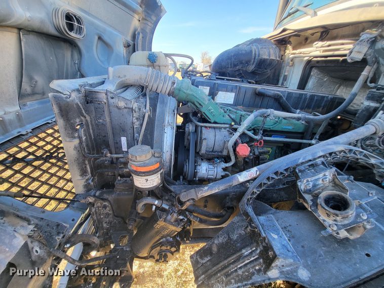 image for item DH1777 2005 Volvo VN  semi truck