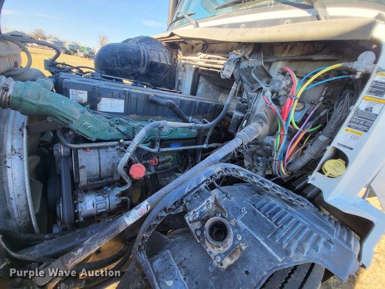 image for item DH1777 2005 Volvo VN  semi truck