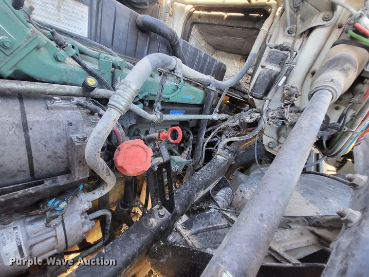 image for item DH1777 2005 Volvo VN  semi truck