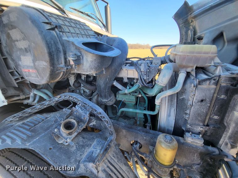 image for item DH1777 2005 Volvo VN  semi truck