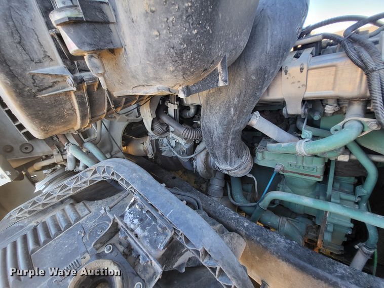 image for item DH1777 2005 Volvo VN  semi truck