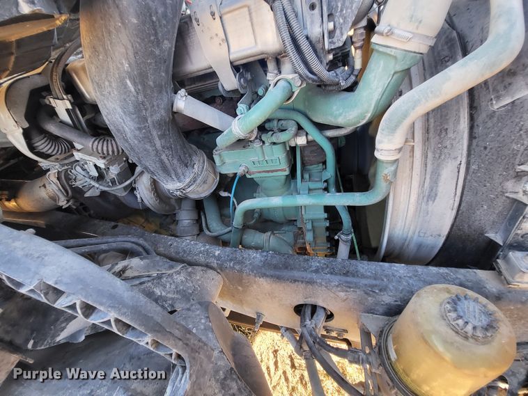 image for item DH1777 2005 Volvo VN  semi truck