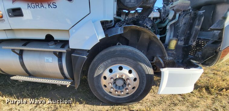 image for item DH1777 2005 Volvo VN  semi truck