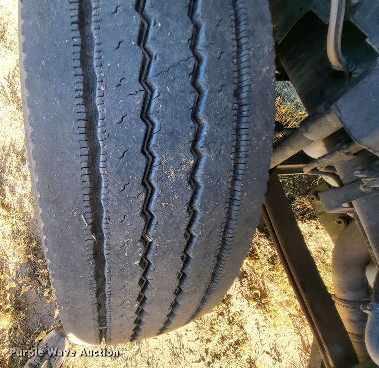 image for item DH1777 2005 Volvo VN  semi truck