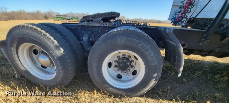 image for item DH1777 2005 Volvo VN  semi truck