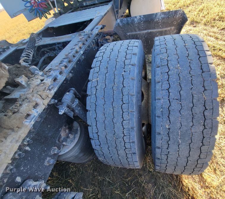 image for item DH1777 2005 Volvo VN  semi truck