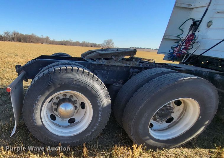 image for item DH1777 2005 Volvo VN  semi truck