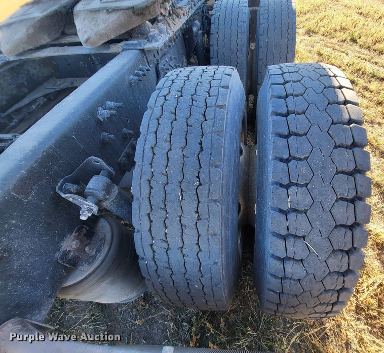 image for item DH1777 2005 Volvo VN  semi truck