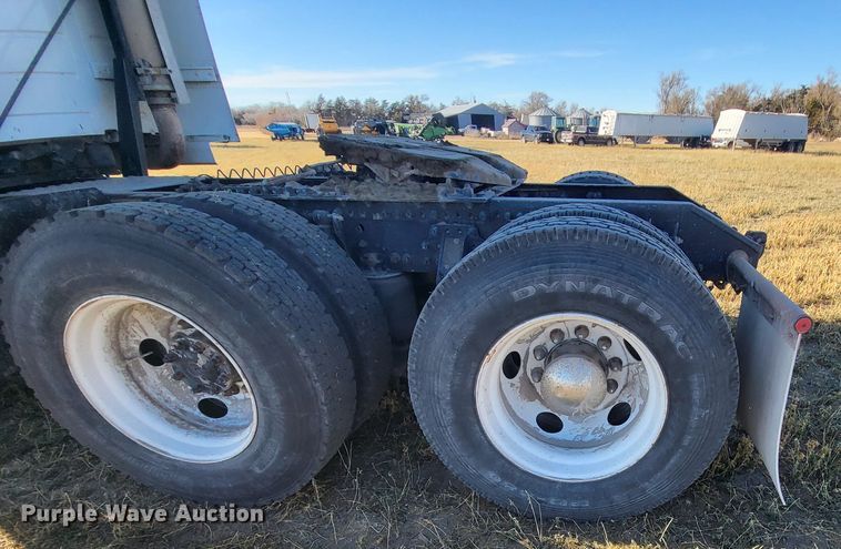 image for item DH1777 2005 Volvo VN  semi truck