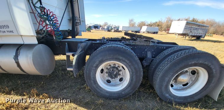 image for item DH1777 2005 Volvo VN  semi truck