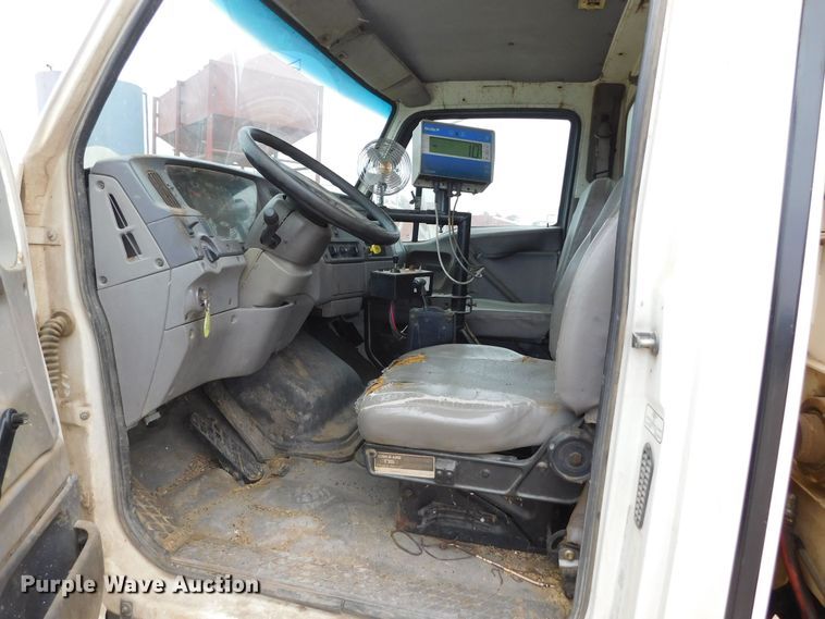 image for item DM2546 1999 Sterling L-Line  feed mixer truck