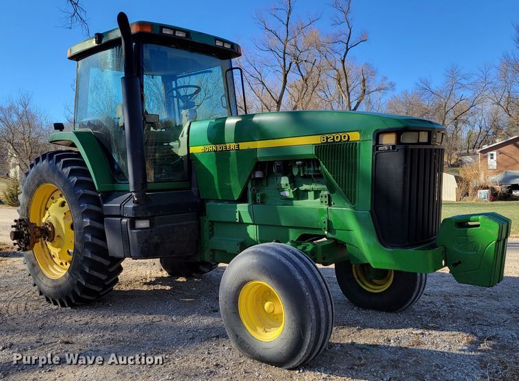 image for item DM8131 1997 John Deere 8200  tractor
