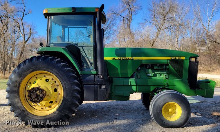 image for item DM8131 1997 John Deere 8200  tractor