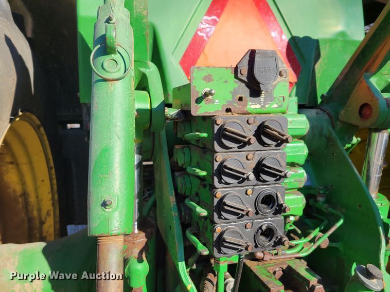 image for item DM8131 1997 John Deere 8200  tractor