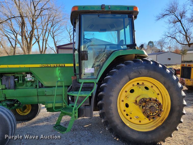 image for item DM8131 1997 John Deere 8200  tractor