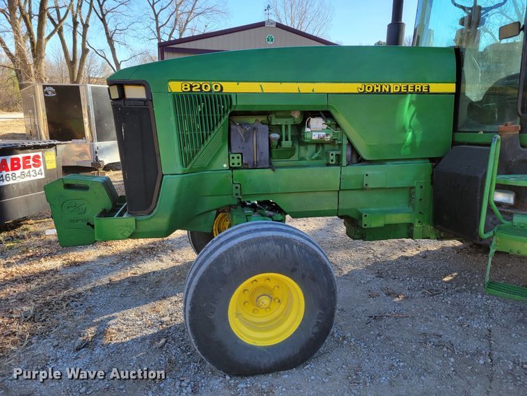 image for item DM8131 1997 John Deere 8200  tractor
