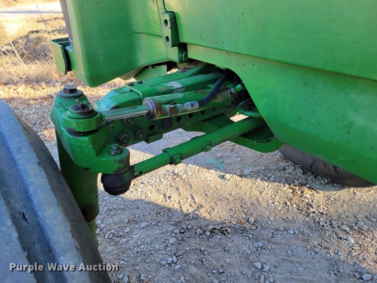 image for item DM8131 1997 John Deere 8200  tractor