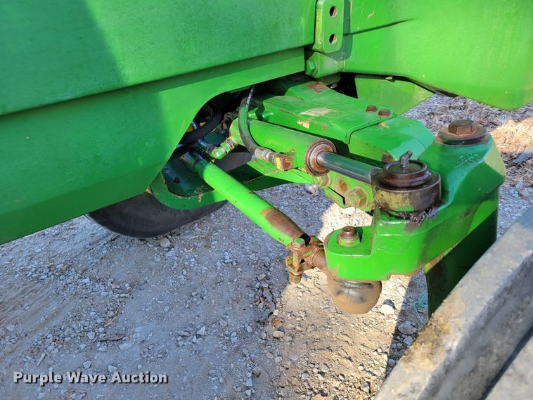 image for item DM8131 1997 John Deere 8200  tractor