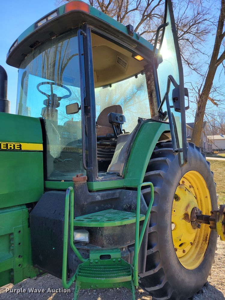 image for item DM8131 1997 John Deere 8200  tractor