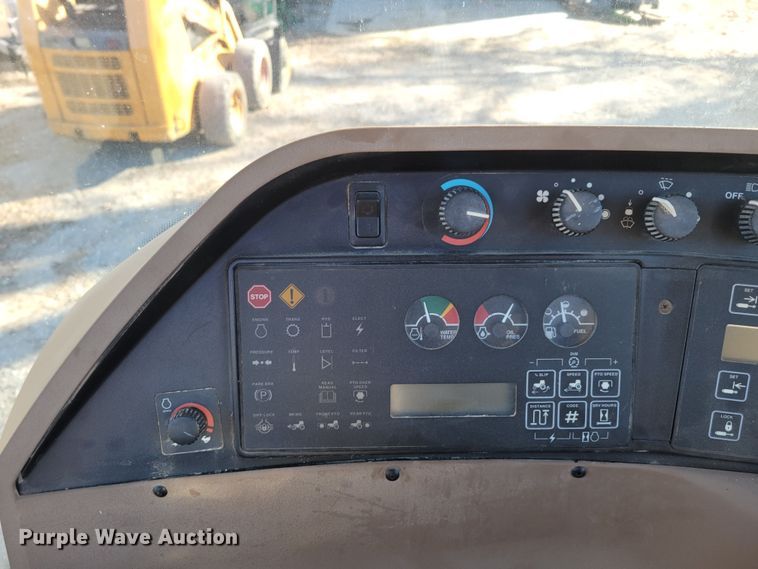 image for item DM8131 1997 John Deere 8200  tractor