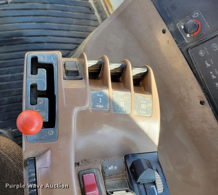 image for item DM8131 1997 John Deere 8200  tractor