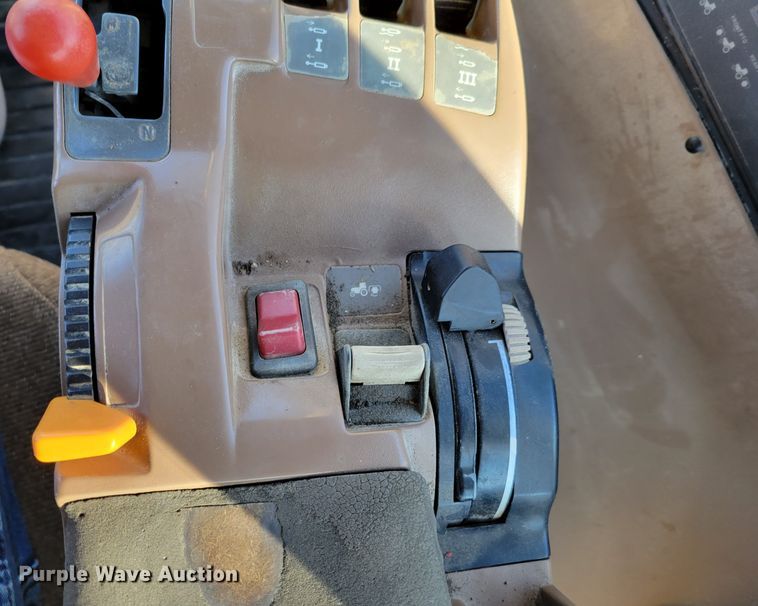 image for item DM8131 1997 John Deere 8200  tractor