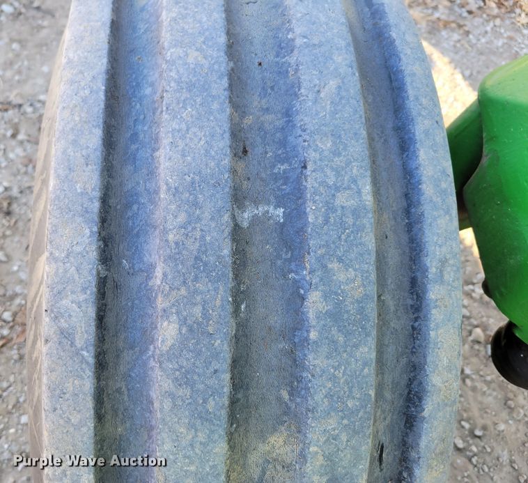 image for item DM8131 1997 John Deere 8200  tractor