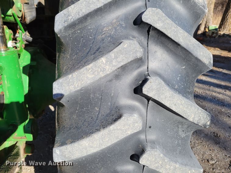 image for item DM8131 1997 John Deere 8200  tractor