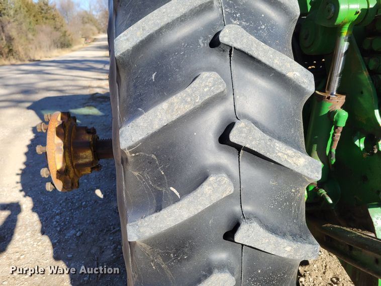 image for item DM8131 1997 John Deere 8200  tractor