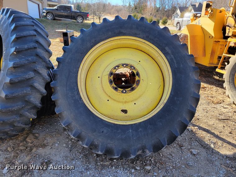 image for item DM8131 1997 John Deere 8200  tractor