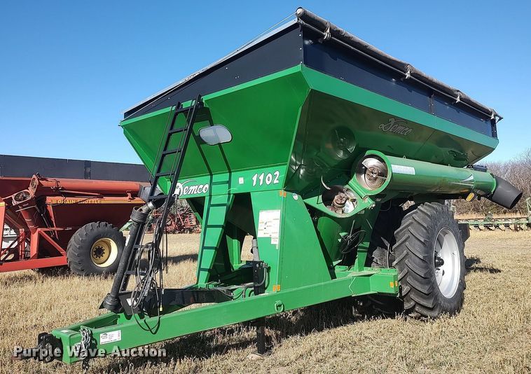 image for item DO3675 2017 Demco 1102  grain cart