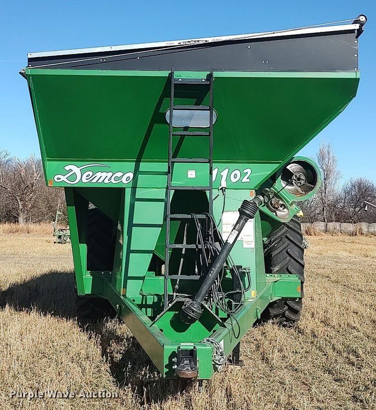 image for item DO3675 2017 Demco 1102  grain cart