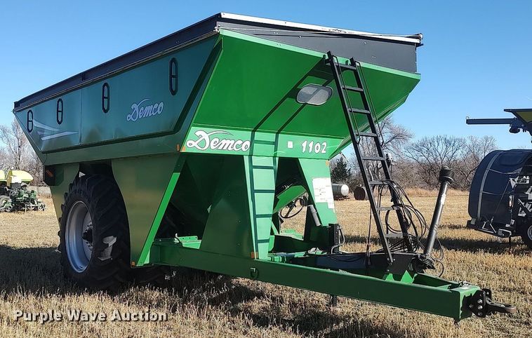image for item DO3675 2017 Demco 1102  grain cart
