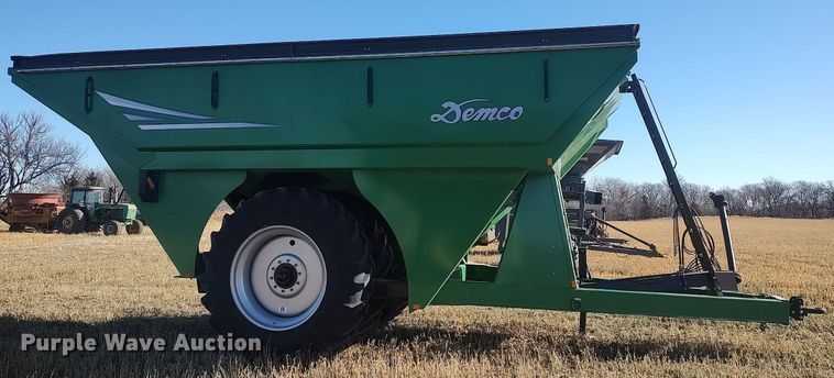 image for item DO3675 2017 Demco 1102  grain cart