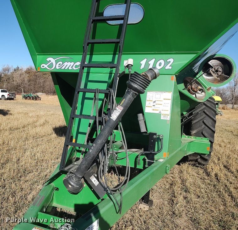 image for item DO3675 2017 Demco 1102  grain cart