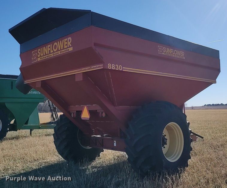 image for item DO3676 Sunflower 8830  grain cart