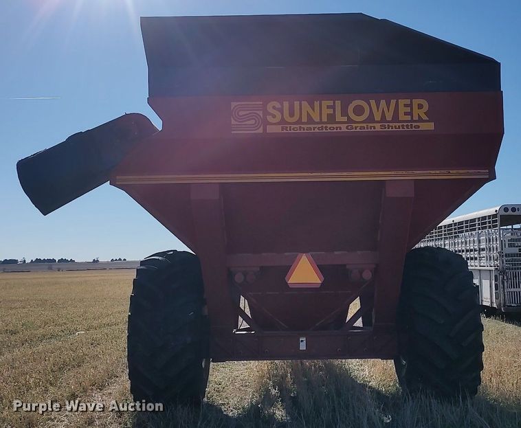 image for item DO3676 Sunflower 8830  grain cart