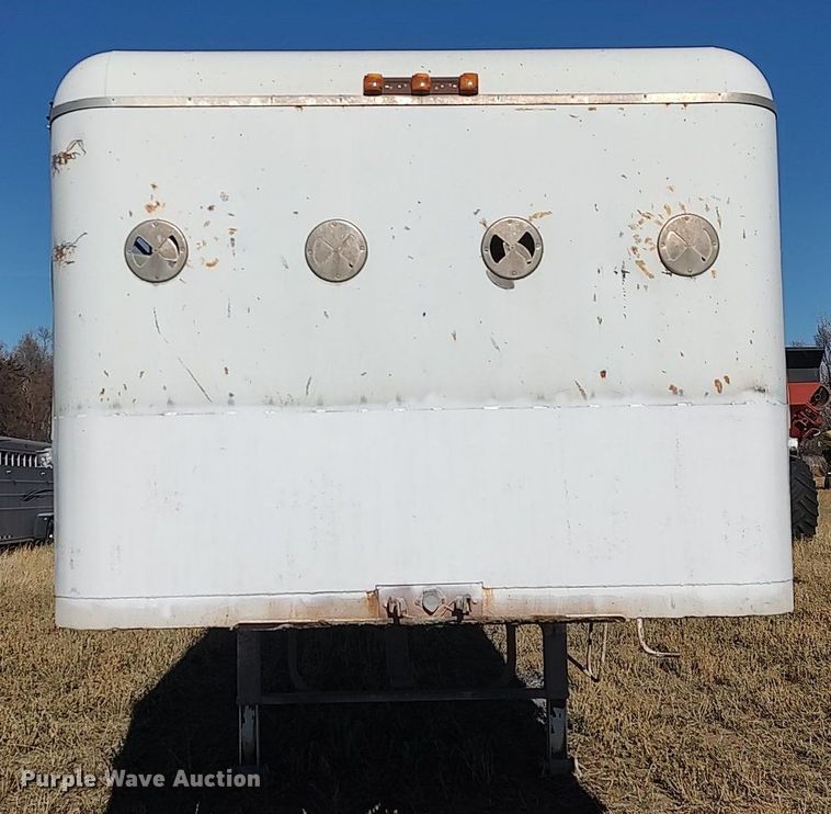 image for item DO3677 1994 Gooseneck  livestock trailer