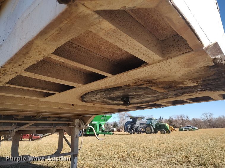 image for item DO3677 1994 Gooseneck  livestock trailer