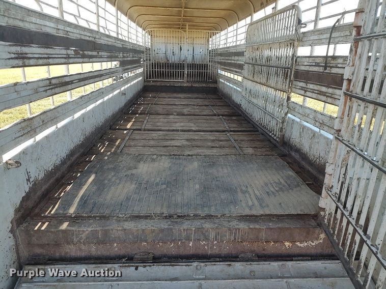 image for item DO3677 1994 Gooseneck  livestock trailer
