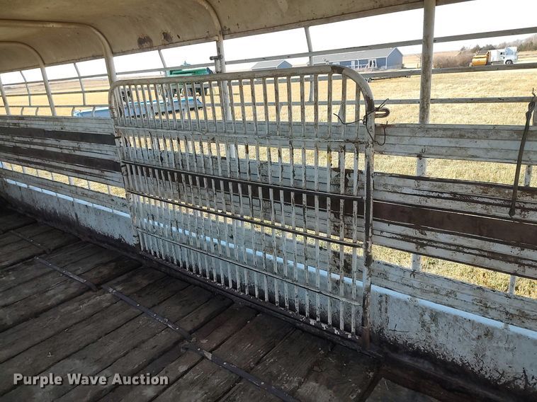 image for item DO3677 1994 Gooseneck  livestock trailer