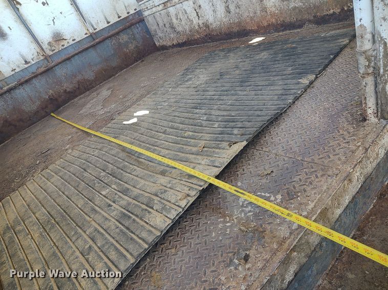 image for item DO3677 1994 Gooseneck  livestock trailer