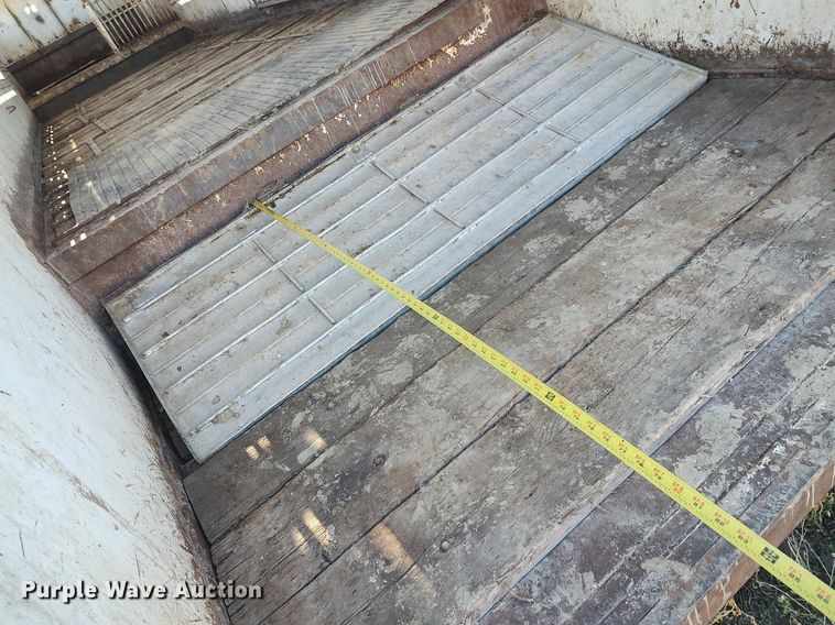 image for item DO3677 1994 Gooseneck  livestock trailer