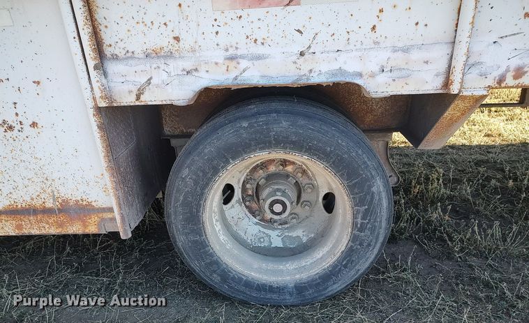 image for item DO3677 1994 Gooseneck  livestock trailer