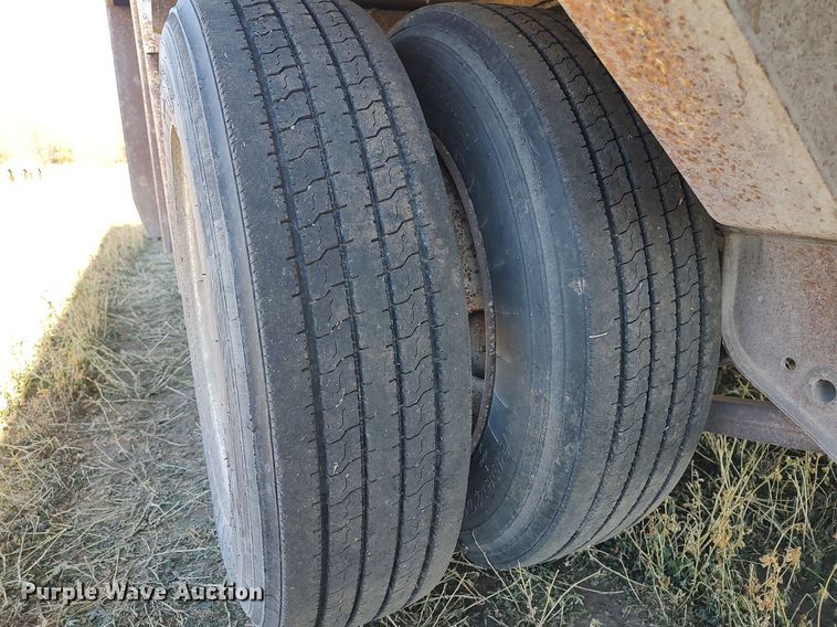 image for item DO3677 1994 Gooseneck  livestock trailer